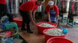 Sejumlah petugas mempersiapkan nasi untuk menu berbuka puasa di dapur Masjid Istiqlal, Jakarta, Jumat (19/6/2015). Pengurus Masjid Istiqlal menyediakan takjil sekitar 3.000 porsi setiap hari selama bulan Ramadan. (Liputan6.com/Faizal Fanani)
