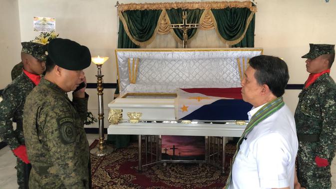 Dubes Sinyo memberi penghormatan bagi tentara Filipina yang gugur saat melawan Abu Sayyaf. Dok: KBRI Filipina