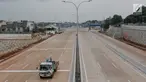 Truk melintas di dekat proyek Tol Depok-Antasari (Desari) seksi 1 di Jakarta Selatan, Selasa (17/7). BPJT Kementerian PUPR menyatakan tol seksi 1 yang menghubungkan Antasari-Brigif sepanjang 5,80 km bakal segera selesai. (Liputan6.com/Immanuel Antonius)