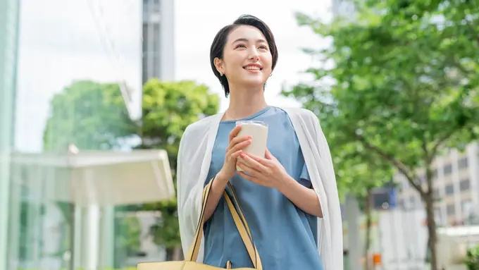 tersenyum tenang mandiri kalem rambut pendek bekerja