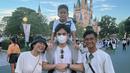 Pratama Arhan dan Azizah Salsha juga tuai atensi saat liburan di Disneyland. Tak hanya berdua, Arhan dan Azizah juga mengajak saudara mereka jalan-jalan. Momen Arhan dan Azizah di liburan Disneyland ini tampak bahagia. (Liputan6.com/IG/arhanazizah.official)
