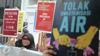 Koalisi Masyarakat Menolak Swastanisasi Air Jakarta (KMMSAJ) menggelar aksi menolak swastanisasi perusahaan pengelolaan air, di depan MA, Jakarta, Jumat (3/6). Mereka meminta MA memutus secara adil dan bijak hak atas air. (Liputan6.com/Faizal Fanani)