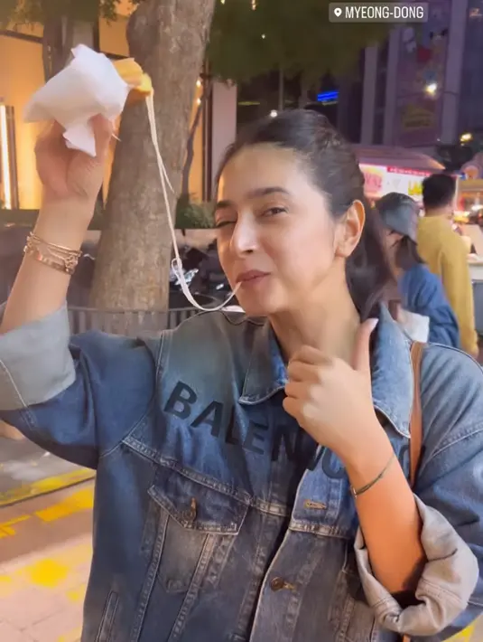 Mencicipi jajanan Myeong Dong, Nabila pun memamerkan wajah natural terlihat tanpa makeup berlebihan. Dengan rambut yang diikat setengah.  [@nsyakieb85]