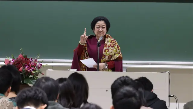 Megawarti Soekarnoputri Menerima Penghargaan Honoris Causa dari Universitas Soka Jepang