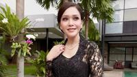 Detail Model Kebaya Hitam Maia Estianty, Payet Berkilau dan Lace Mewah Curi Perhatian