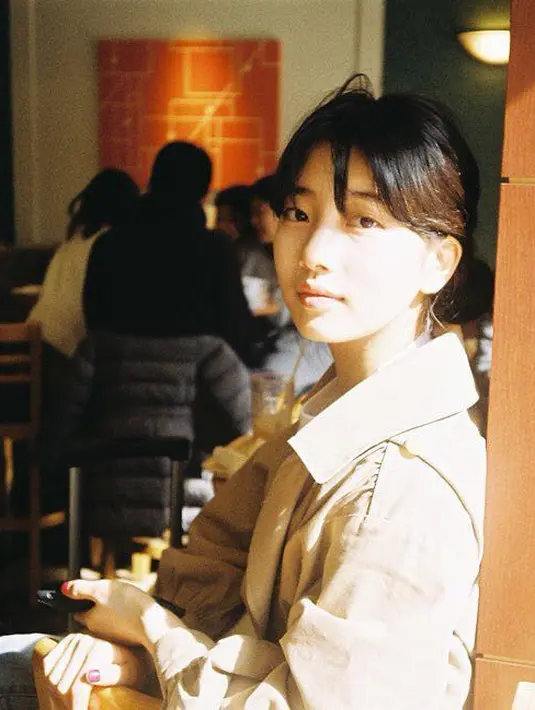 Hal tersebut terungkap saat ia menjalani wawancara dengan majalah Cosmopolitan untuk edisi April. Suzy mengaku jika selalu menghidupkan alat perekam saat ia sedang minum dengan teman-temannya. (Foto: instagram.com/skuukzky)