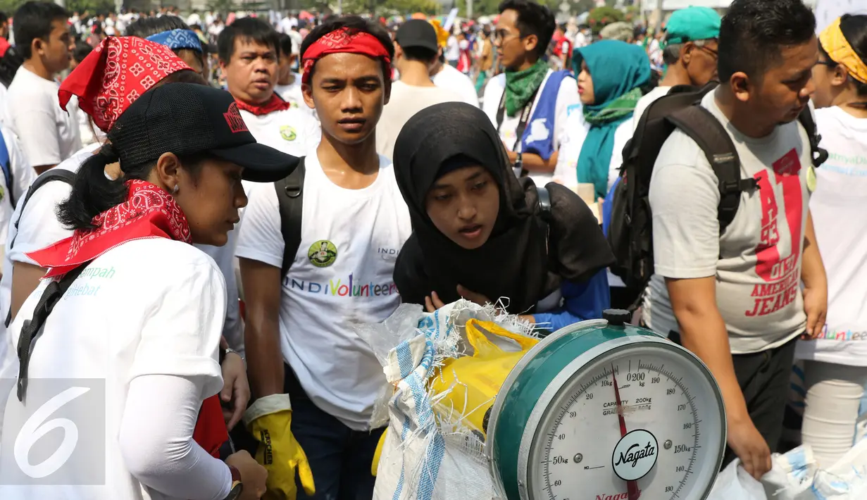 Para relawan saat menimbang sampah yang telah terkumpul selama Clean Up Jakarta Day di Bunderan Hotel Indonesia, Jakarta, minggu (18/10/2015). Kegiatan Clean Up Jakarta Day (CUJD) 2015 akan membersihkan Jakarta di 30 titik. (LIputan6.com/Herman Zakharia)