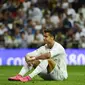 Cristiano Ronaldo terduduk kecewa karena gagal cetak gol (PIERRE-PHILIPPE MARCOU / AFP)