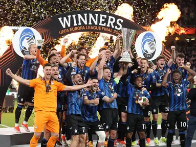 Sejumlah pemain Atalanta bersama pelatih Gian Piero Gasperini (kanan) merayakan gelar juara Liga Europa 2023/2024 setelah mengalahkan Bayer Leverkusen dengan skor 3-0 pada laga final yang berlangsung di Dublin Arena, Irlandia, Kamis (23/05/2024) dini hari WIB. (AFP/Adrian Dennis)