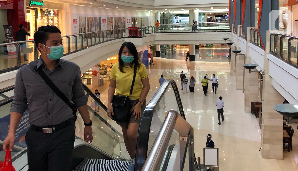 Pengunjung beraktivitas di salah satu pusat perbelanjaan di Depok, Jawa Barat, Rabu (17/6/2020). Mulai 16 Juni 2020, sejumlah pusat perbelanjaan di Kota Depok kembali beroperasi selama masa PSBB proporsional, namun tetap dengan memerhatikan protokol kesehatan. (Liputan6.com/Immanuel Antonius)