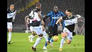 Pemain Inter Milan, Romelu Lukaku (tengah) dibayang-bayangi pemain Udinese dalam laga lanjutan Liga Itali 2020/2021 di Friuli stadium, Minggu (24/1/2021) dini hari. (Foto: AFP/Vincenzo Pinto)