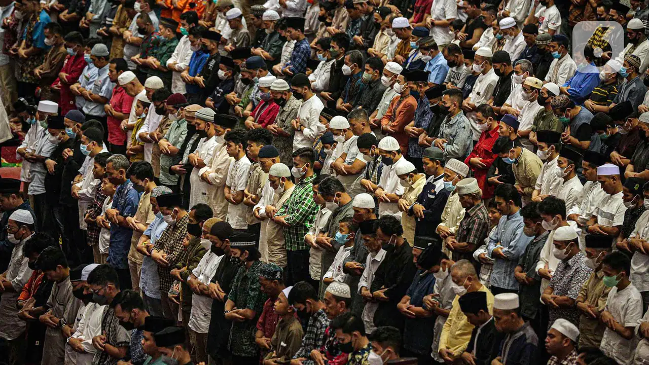 FOTO: Sholat Jumat Terakhir Ramadhan 1443 H di Masjid Istiqlal
