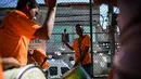 Anak-anak melakukan atraksi manabuh drum band pada program Volleyball Development Training yang digagas oleh Federasi Bola Voli Internasional di Formiga favela, Rio de Janeiro, (2/8/2016). (AFP/Leon Neal)