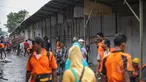 Sebanyak 57 kios pedagang pakaian di sepanjang Jalan Jatibaru X, Tanah Abang, Jakarta dibongkar petugas gabungan Satpol PP Kota dan DKI, Minggu (3/5/2015). Pembongkaran dilakukan karena kios tersebut menutupi saluran air . (Liputan6.com/Faizal Fanani)