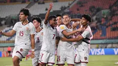 Pemain Venezuela U-17 merayakan gol yang dicetak Nicola Profeta Cabrales pada laga matchay 2 Grup F Piala Dunia U-17 2023 di Stadion Si Jalak Harupat, Bandung, Rabu (15/11/2023). (Doc. LOC WCU17/SBN)