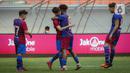 Pemain Barcelona U-18 Jan Molina Vilaseca (kedua kiri) berpelukan dengan Jorge Javier Espinal Díaz saat melawan Bali United U-18 pada pertandingan International Youth Championship (IYC) 2021 di Jakarta International Stadium (JIS), Jakarta, Minggu (17/4/2022). (Liputan6.com/Faizal Fanani)
