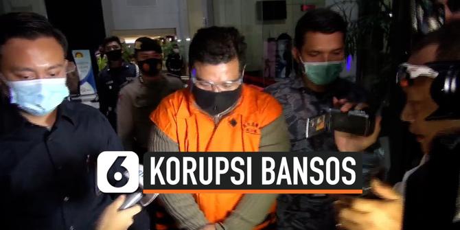 VIDEO: Korupsi Bansos, Penyuap Pejabat Kemensos Keluar dari Ruang Penyidik