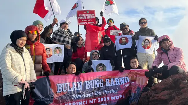 Sekretaris Jenderal PDI Perjuangan (PDIP) Hasto Kristiyanto di puncak Gunung Kerinci, Jambi (Liputan6.com/Putu Merta)