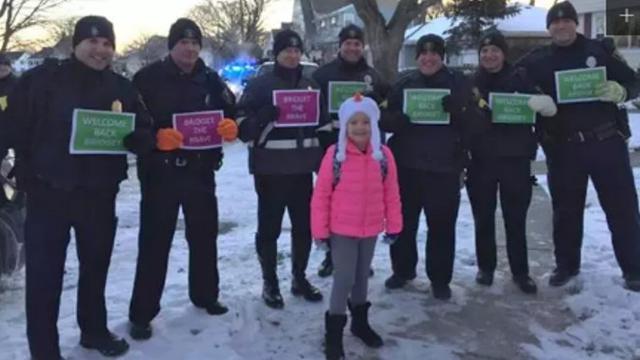 Setidaknya ada ratusan orang yang membawa papan bertuliskan selamat kembali ke sekolah untuk gadis kecil ini. (Foto: Megan Kelley/Today.com)