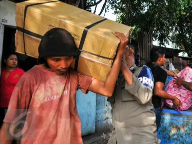 Warga dibantu petugas Satpol PP mulai memindahkan barang-barang setelah Pemprov DKI memberikan SP2 untuk segera mengosongkan dan meninggalkan rumah mereka di kawasan Pasar Ikan, Penjaringan, Jakarta, Rabu (6/4). (Liputan6.com/Yoppy Renato)