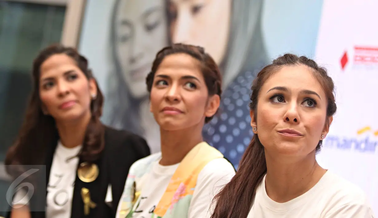 Aktris Wulan Guritno (kanan) berpose bersama tim produser film 'I am Hope' di TIM, Jakarta, Kamis (4/2/2016). Acara tersebut diadakan sebagai bagian dari peringatan Hari Kanker Sedunia pada 4 Februari (Liputan6.com/Immanuel Antonius)