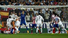 Menjamu Atletico Madrid di Santiago Bernabeu dalam leg kedua perempatfinal Liga Champions, Kamis (23/4/2015) dini hari WIB, Real Madrid mendapatkan perlawanan sengit. Bahkan, mereka harus puas bermain imbang 0-0 di babak pertama. (AP Photo/Andres Kudacki)