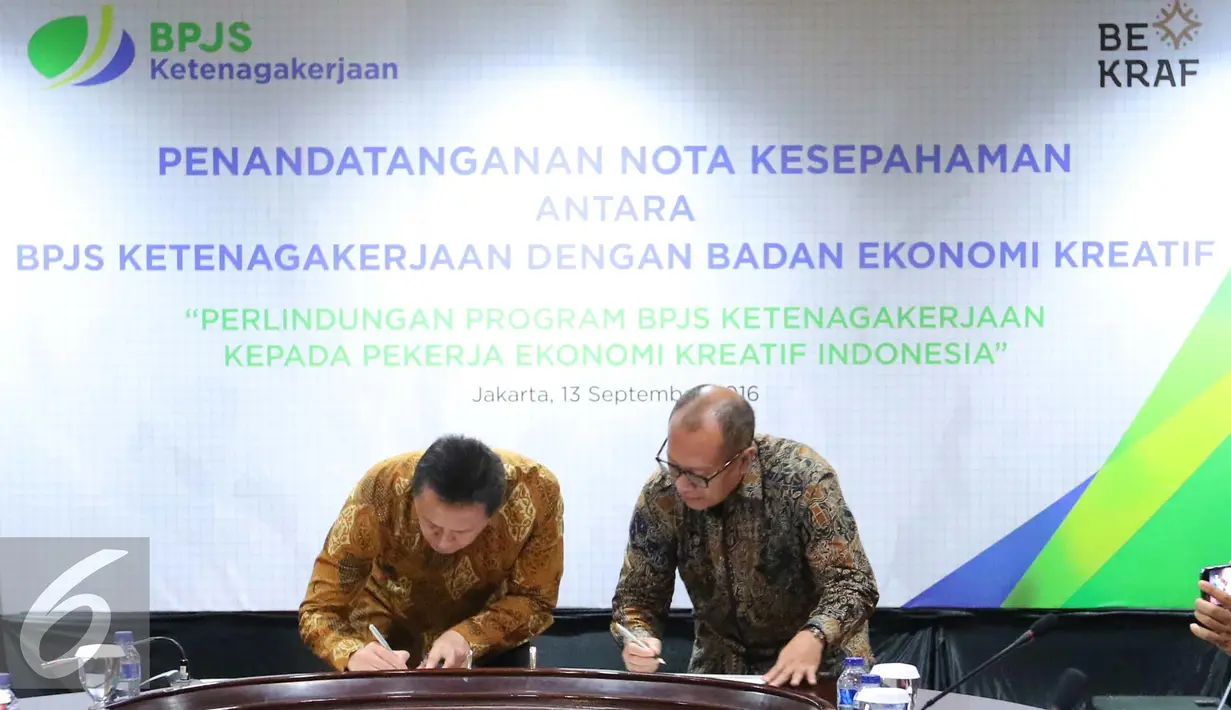 Dirut BPJS Ketenagakerjaan Agus Susanto (kanan) bersama Kepala Badan Ekonomi Kreatif Triawan Munaf menandatangani nota kesepahaman di Jakarta, Rabu (13/9). (Liputan6.com/Angga Yuniar)
