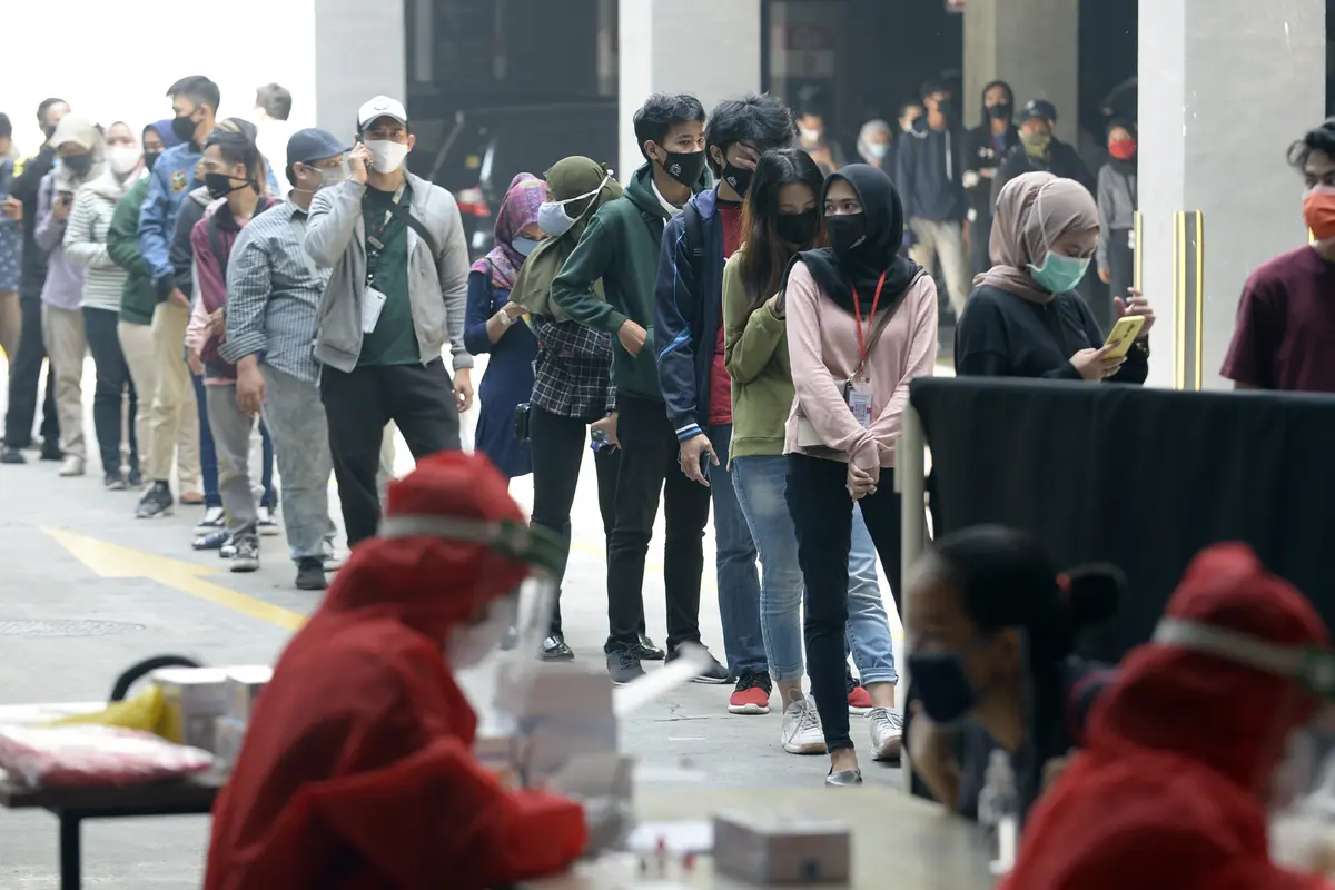 FOTO: Ratusan Pegawai Aeon Mall Jalani Rapid Test Massal