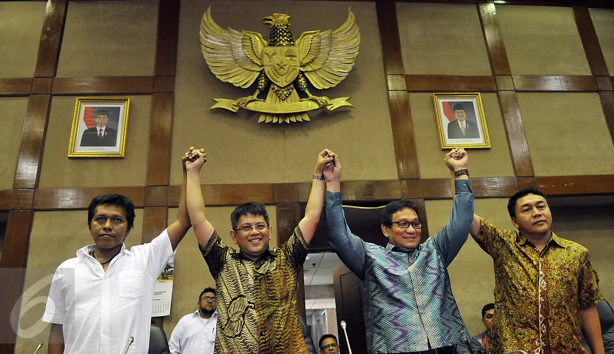 (Ki-ka) Adian Napitupulu (PDI-P), Taufiqulhadi (Nasdem), Inas Nasrulloh Zubir (Hanura), dan Arifin hakim Toha (PKB) saling mengangkat tangan usai memberikan keterangan pers di Gedung DPR RI, Senayan, Jakarta, Jumat (20/11). (Liputan6.com/Johan Tallo)
