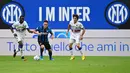 Striker Inter Milan, Lautaro Martinez, berusaha melewati pemain Sampdoria, Omar Colley, pada laga Liga Italia di Stadion Giuseppe Meazza, Sabtu (8/5/2021). Inter Milan menang dengan skor 5-1. (AFP/Miguel Medina)