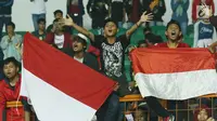 Suporter tim Garuda bersorak usai menyaksikan kemenangan Timnas Indonesia U-16  atas Singapura U-16 di laga persahabatan di Stadion Wibawa Mukti, Kab Bekasi, Kamis (8/6). Indonesia U-16 menang telak 4-0. (Liputan6.com/Helmi Fithriansyah)