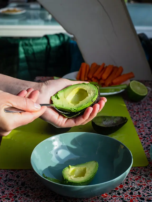 Contoh ilustrasi mengeruk alpukat agar dapat dagingnya