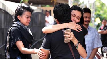 Ikut Berduka, Sophia Latjuba Peluk Indra Lesmana - News & Entertainment Fimela.com