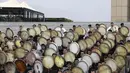 Musisi dari wilayah barat Kurdi Iran memainkan Daf dalam upacara menjelang Tahun Baru Iran, atau Nowruz, di Teheran, Iran (14/3/2022). Nowruz berasal dari setidaknya 1700 SM dan dalam tradisi Zoroaster kuno adalah hari libur paling penting dan diantisipasi dalam budaya Iran. (AP Photo/Vahid Salemi)