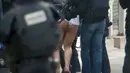 Petugas keamanan Perancis saat melakukan tugasnya selama operasi di Saint - Denis, Paris, Perancis, Rabu (18/11/2015). Petugas menangkap buronan atas peristiwa penyerangan pada Jumat malam di Paris lalu.  (REUTERS/Christian Hartmann)