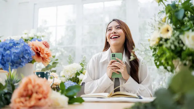 wanita agustus tersenyum bunga