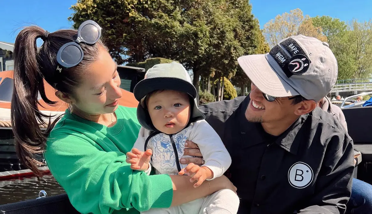 Meski membawa tiga anak dengan si bungsu yang masih berusia 1 tahun, keduanya tetap tampil trendi. Jennifer memakai set sweatpants dan sweater warna hijau dan Bachdim memakai outfit all-black. (Foto: Instagram @jenniferbachdim)