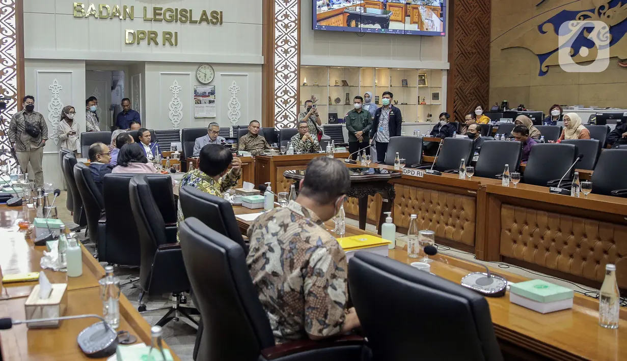 <p>Baleg DPR bersama Menko Perekonomian Airlangga Hartarto, Menko Polhukam Mahfud MD, dan Menkumham Yasonna Laoly rapat membahas Peraturan Pemerintah Pengganti Undang-Undang (Perppu) Cipta Kerja di Kompleks Parlemen, Senayan, Jakarta, Rabu (15/2/2023). Baleg DPR menyetujui untuk membawa Perppu Cipta Keria ke Paripurna dan disahkan menjadi Undang-Undang (UU). (Liputan6.com/Faizal Fanani)</p>