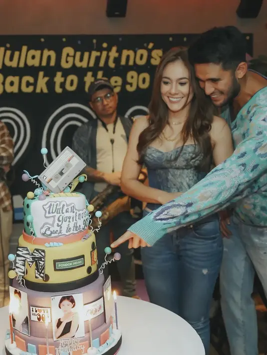 <p>Selain liburan di Amsterdam, ada beberapa momen Wulan dan Sabda yang curi perhatian. Salah satunya adalah momen peryaan ulang tahun Wulan yang ke-42. [Foto: Instagram/sabdaahessa]</p>