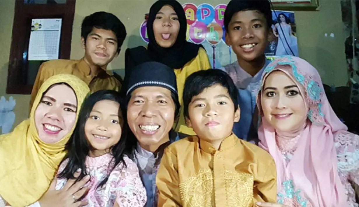 Kehadiran bayi mungil yang baru dilahirkan Meggy menjadi anak kedelapan dari pelawak Kiwil. Dari istri pertamanya, Rohimah, Kiwil telah dikaruniai empat orang anak, yaitu Rizky, Rizka, Razwildan, dan Rizly. (Instagram/meggykiwil)