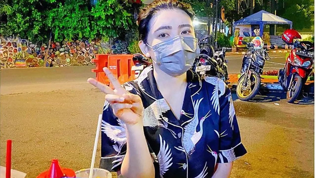 Gaya Via Vallen Pakai Piyama, Simpel Tapi Menawan