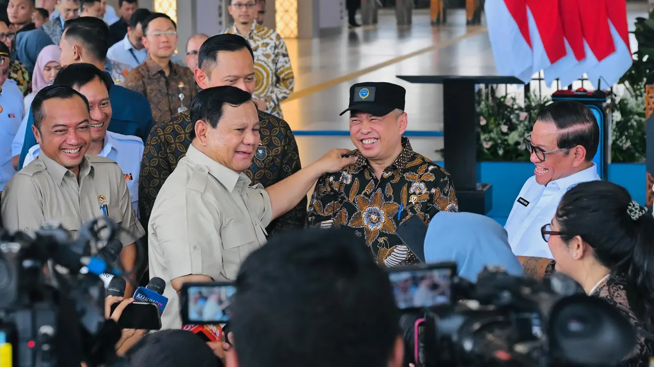 Prabowo Cek Rambut Menhub