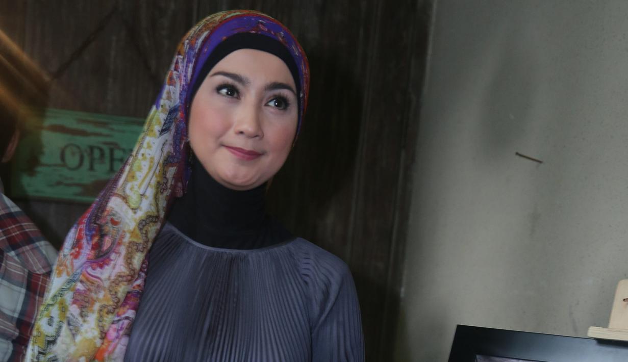 Lain halnya dengan artis lainnya, Desy justru mendapatkan gelar No Comment dari para wartawan. Hal ini lantaran Desy selalu menolak memberikan komentar kepada wartawan jika ditanya mengenai kehidupan pribadinya. (Sumber: Kapanlagi.com/Agus Apriyanto)
