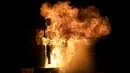 Sebuah patung Yudas dibakar saat perayaan tradisi Paskah kuno di semenanjung Peloponnese, Yunani (8/4). Warga setempat percaya bahwa Yudas mengkhianati Yesus Kristus dan berhak untuk dihukum. (AP/Petros Giannakouris)