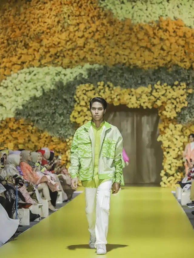 Kolaborasi Batik Trusmi & Ayu Dyah Andari Sulap Batik Mega Mendung Jadi Koleksi Basundari yang Elegan