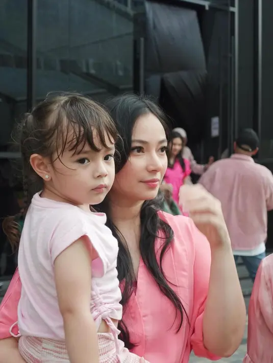 Asmirandah tampak datang bersama sang putri tercinta untuk memberikan dukungan kepada Irish Bella. Bahkan, penampilan ibu dan anak ini juga curi perhatian netizen. (Liputan6.com/IG/@asmirandah89)