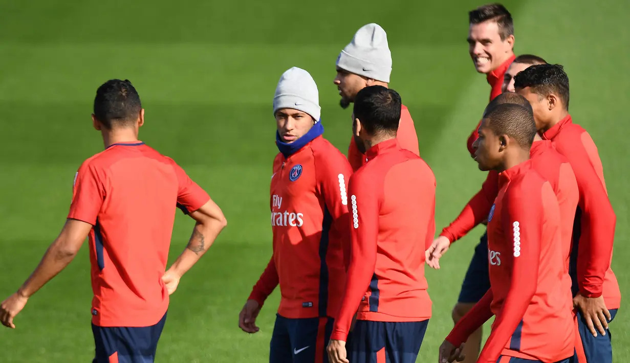 Gelandang PSG, Neymar, berbincang dengan rekannya saat latihan di Saint-Germain-en-Laye, Yvelines, Kamis (21/9/2017). Ini merupakan latihan perdana pasca konflik rebutan tendangan bebas dan penalti antara Neymar dan Cavani. (AFP/Franck Fife)