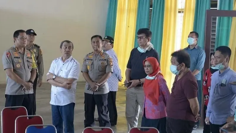 Gubernur Riau Syamsuar meninjau salah satu ruangan SPN Polda Riau yang akan dijadikan tempat perawatan pasien virus corona.