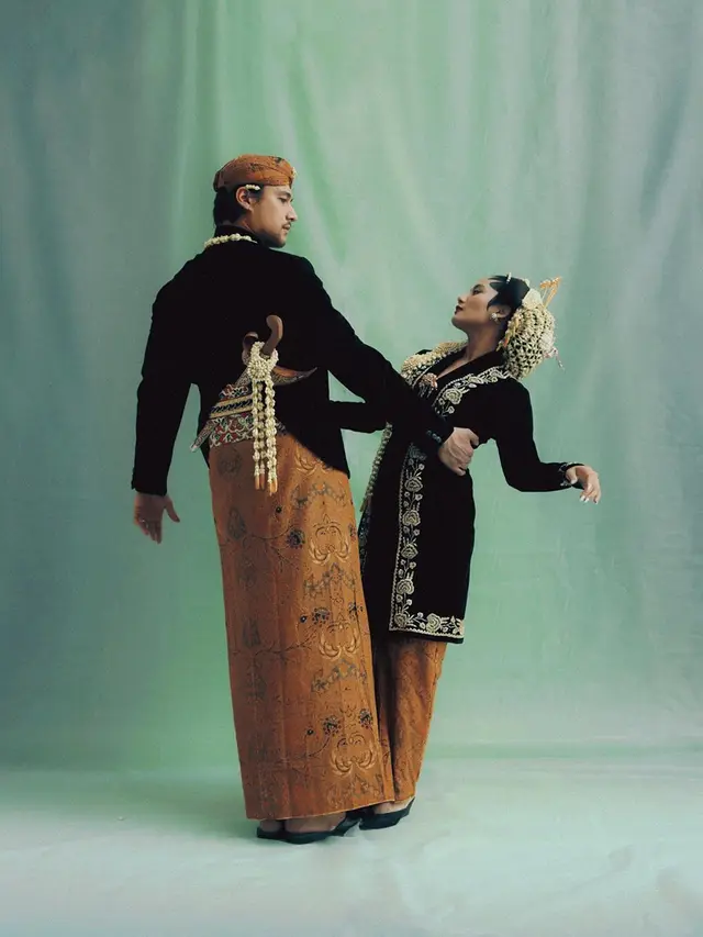 7 Potret Post Wedding Tara Basro dan Daniel Adnan, Kental Nuansa Adat