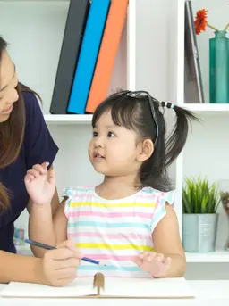 Membesarkan anak agar berani menentukan pilihan sendiri bukan perkara mudah. Di tengah rasa khawatir dan keinginan untuk selalu melindungi, orangtua sering kali tanpa sadar terlalu cepat mengambil alih situasi. (foto/dok:freepik/jcomp)